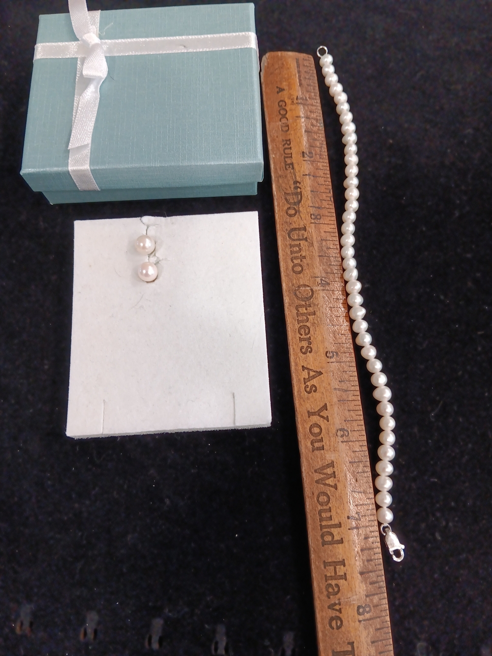 Source Unknown White Pearl Bracelet and Stud Earrings Set